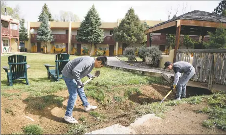 Her­manos Manuel y Sal­vador Cordova limpian la ace­quia, El Pue­blo Lodge, 2017. Las ace­quias pueden sim­bolizar un ideal de mu­tu­al­ismo, re­cipro­ci­dad y re­cur­sos co­op­er­a­tivos, pero cualquier par­ciante de hoy día pin­taría una im­a­gen mu­cho menos op­ti­mista de cómo siguen las cosas en re­al­i­dad en su propia ace­quia.