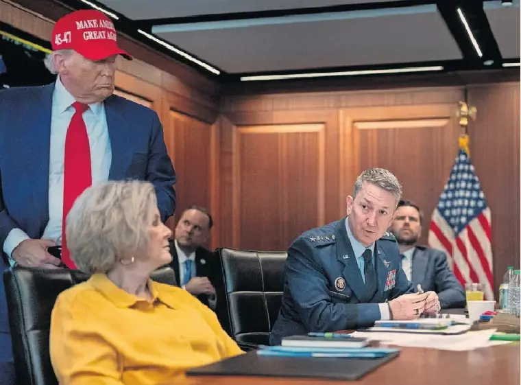 Chiến trường: Donald Trump họp với chánh văn phòng Nhà Trắng Susie Wiles, chủ tịch Hội đồng Tham mưu trưởng Liên quân Tướng Dan Caine và các nhân vật cấp cao khác tại Nhà Trắng vào thứ Bảy