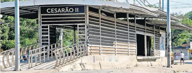 Ce­ná­rio. Es­ta­ção BRT, na zo­na oes­te do Rio, tre­cho en­tre Cam­po Gran­de e San­ta Cruz, de­sa­ti­va­da e aban­do­na­da; cau­sas vão de es­go­ta­men­to de re­cur­sos à cor­rup­ção e im­bró­gli­os ju­di­ci­ais