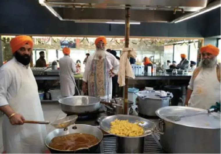 Drie dagen lang wordt er samen gegeten en samen gebeden. De vrouwen maken het brood, terwijl de mannen koken.