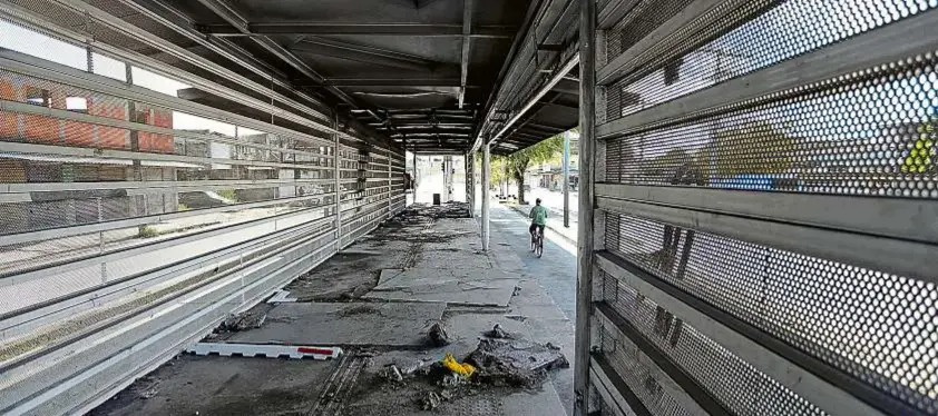 Des­per­dí­cio. Es­ta­ção Ce­za­rão II, do BRT Tran­so­es­te, no Rio: aban­do­no em meio aos si­nais de van­da­lis­mo. A fal­ta de in­ves­ti­men­tos na ma­nu­ten­ção da in­fra­es­tru­tu­ra do país li­mi­ta o aces­so da po­pu­la­ção a ser­vi­ços co­mo o trans­por­te pú­bli­co