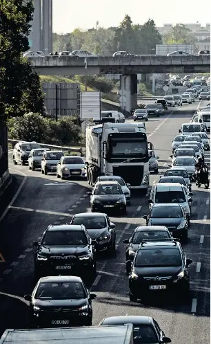 Porque estão as ruas de Lisboa e Porto cada vez mais cheias de carros?, Transportes