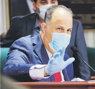 El re­pre­sen­tan­te Juan Os­car Mo­ra­les de­fen­dió su de­ci­sión de per­mi­tir­le a Adil Ri­ve­ra dos días pa­ra eva­luar si quie­re so­li­ci­tar in­mu­ni­dad.