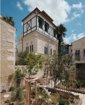 Au pied des murs de pierres blanches, le petit jar­din, aux allures de cloître minia­ture, cache un petit bas­sin que son frère aîné lui avait offert.