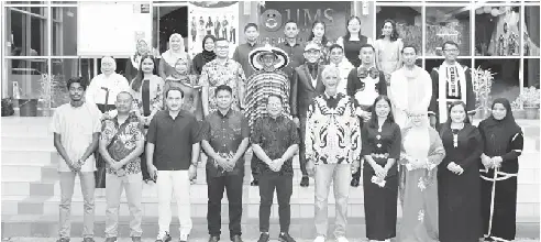 KENANGAN: Shamsul Bahari (lima kanan), Colonius (lima kiri), Syahrul Nizam (tiga kiri), Johari (empat kiri) dan Wendy Vallerie (empat kanan) bergambar kenangan bersama jurulatih KARKOMKAL Sesi 2025/2026.