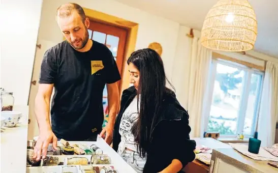 Quentin de Becker and Cristina Cornejo make use of reusable con­tain­ers as a way to pur­chase less pack­aging when shop­ping for food.