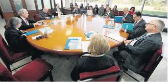 Me­sa-re­don­da. Mi­nis­tros do STF se reu­ni­ram an­tes da de­ci­são so­bre a ven­da de es­ta­tais
