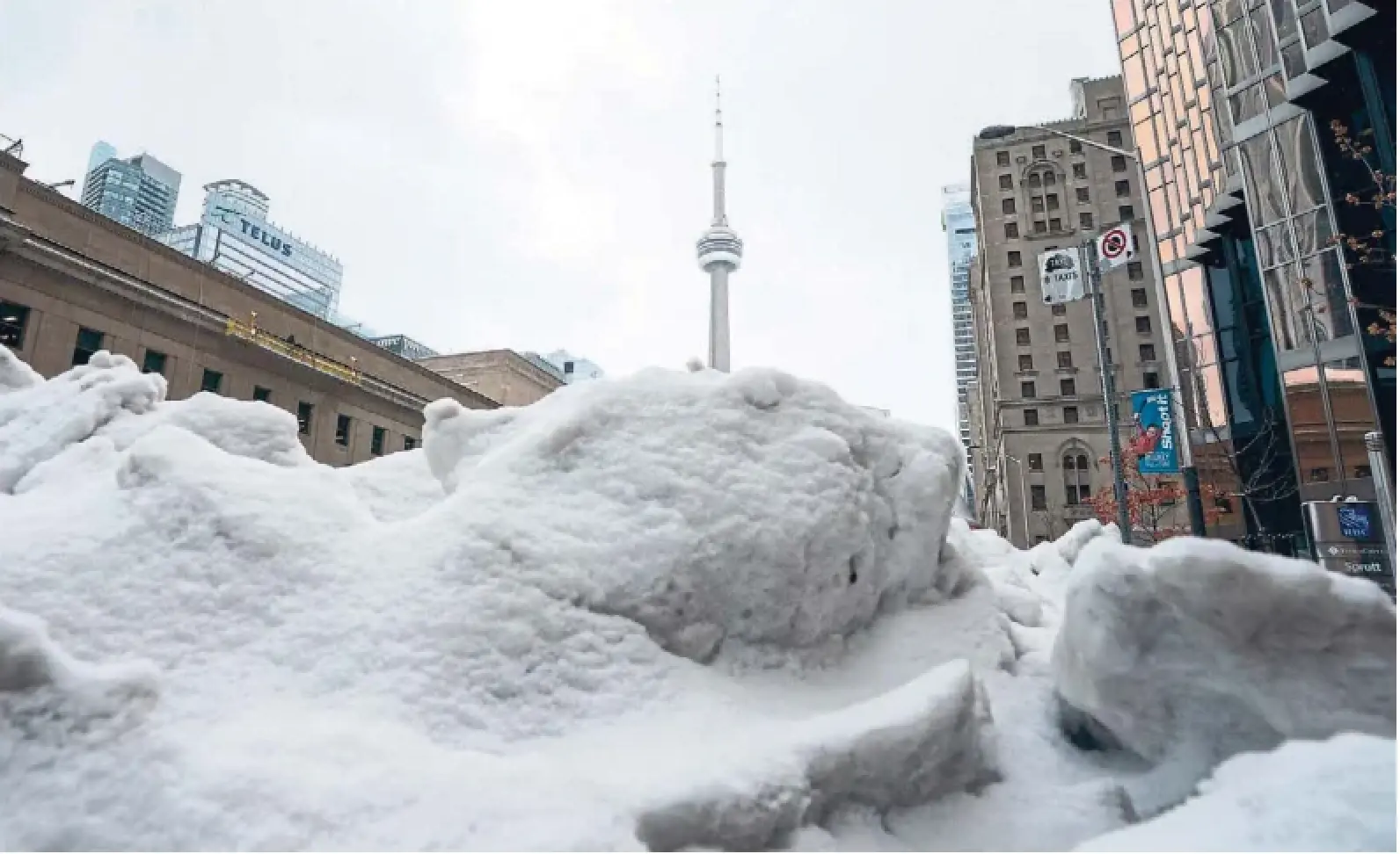 Almost 10 centimetres of snow hit the Toronto area Sunday as the city's winter cleanup crews got an early start to the season.
