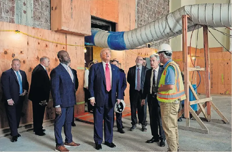 Điểm yếu: Thượng nghị sĩ Tim Scott, Tổng thống Donald Trump và chủ tịch Cục Dự trữ Liên bang Jay Powell kiểm tra công trình xây dựng của Cục Dự trữ Liên bang vào tuần trước