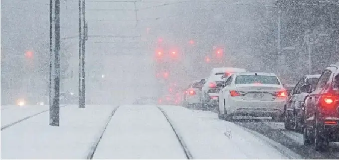 The Ontario Pro­vin­cial Police repor­ted 220 col­li­sions as of Monday morn­ing, as well as another 120 vehicles stuck in the snow or in a ditch.