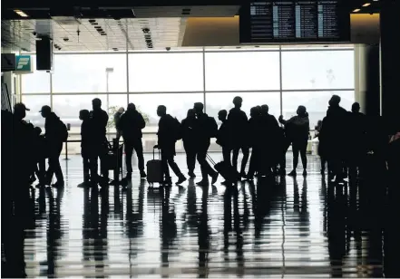 No ae­ro­por­to. Es­pe­ci­a­lis­tas não re­co­men­dam nem vi­a­gens do­més­ti­cas no mo­men­to, pe­lo agra­va­men­to da pan­de­mia