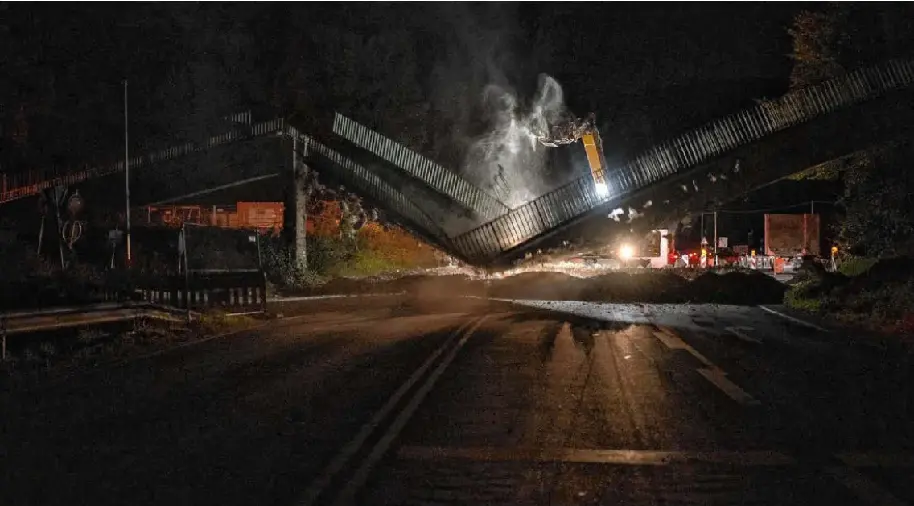 Ein beeindruckendes Bild: Die Fußgängerbrücke bei Neu-Listernohl wurde Ende September vergangenen Jahres abgerissen. Jetzt steht fest: Die Stadt sorgt für Ersatz.