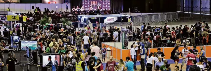 Me­nos re­cei­ta. Úl­ti­ma edi­ção do Ge­ek &amp; Ga­me Rio Fes­ti­val, que é re­a­li­za­do no Ri­o­cen­tro: se­gun­do pro­du­to­ra do even­to, ex­po­si­to­res es­tão dei­xan­do de tra­zer pro­du­tos pa­ra ven­der pa­ra fu­gir dos cus­tos e da bu­ro­cra­cia no es­ta­do