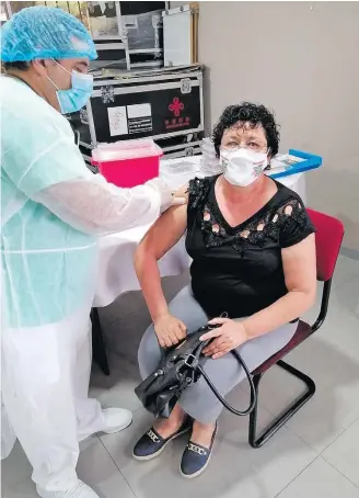 Alí­vio. Mi­ri­am Mo­rei­ra, bra­si­lei­ra com du­pla ci­da­da­nia, to­ma va­ci­na em Ri­ve­ra, no Uru­guai
